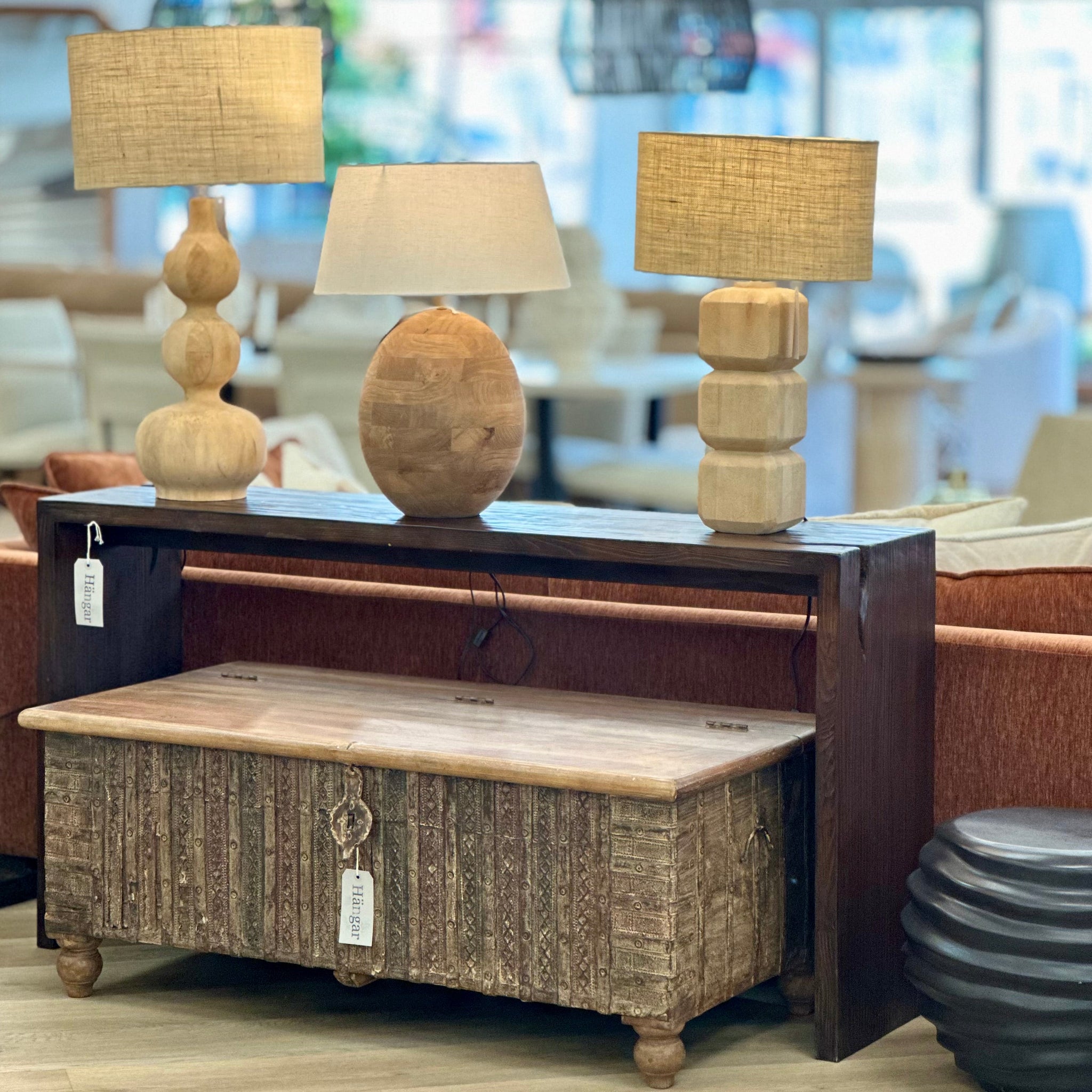 Console (986dk), Trunk (BE128), Table lamp left (64015-nabr), middle (63001), right (63058-nabr)