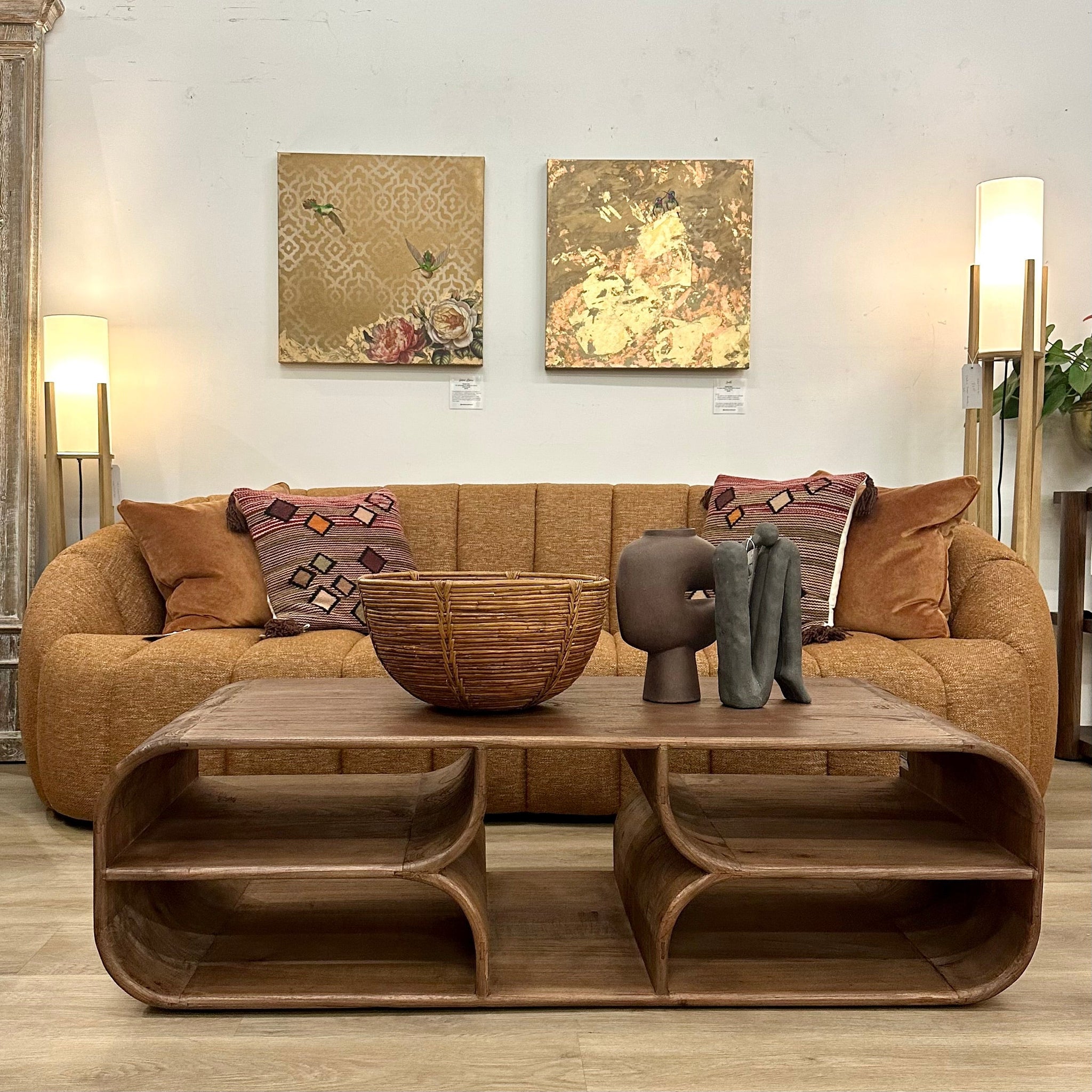 Coffee table (37019-brwn), Sofa (79014-ging), Original Art